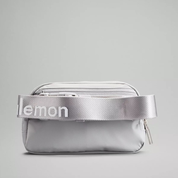Lululemon everywhere belt bag 1L silver drop word mark - Picture 2 of 14